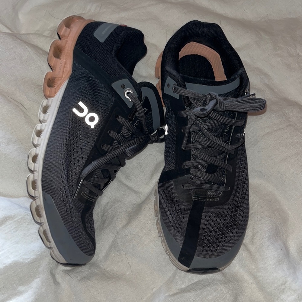 On cloud sneakers GUC. Worn less than 5 times